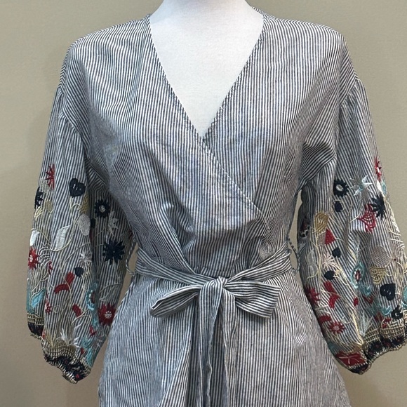 RD & Koko | Size Large Pinstripe Top With Embroidered Sleeves - Picture 2 of 7